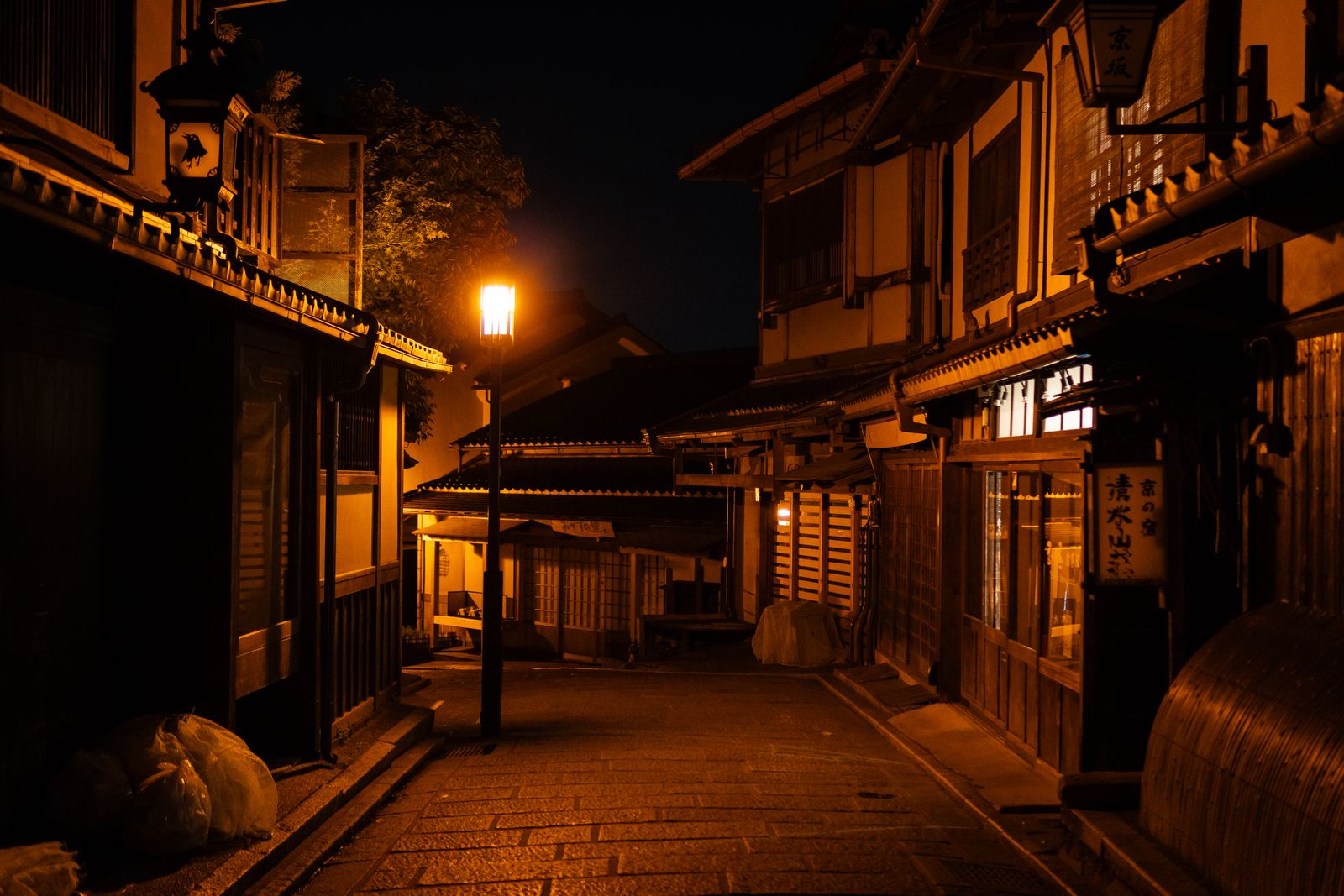 夕暮れの川越を思わせる、軒灯のともる蔵造りの街並み