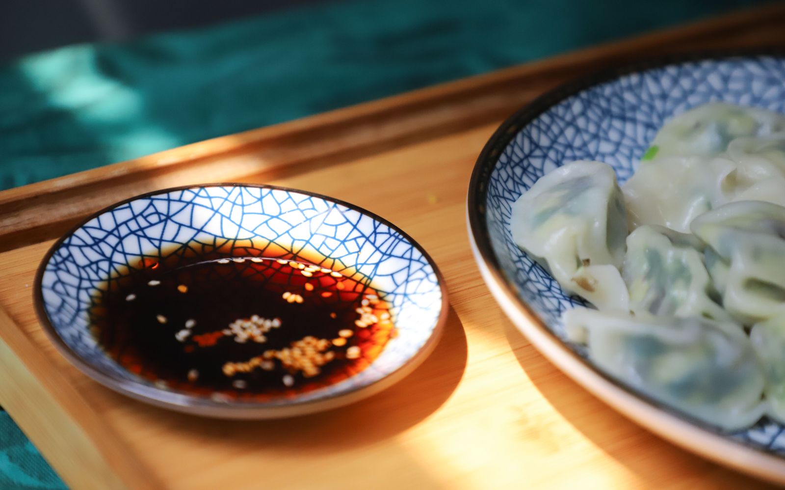 染付の小皿に注いだ醤油と炒りごま